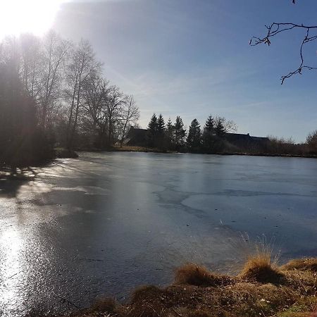 Fermette Typique Auvergnate Dans Son Ecrin D'Eau Et De Verdure Saint-Donat Luaran gambar