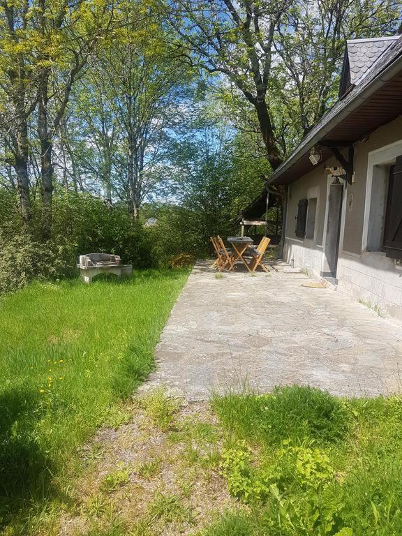 Fermette Typique Auvergnate Dans Son Ecrin D'Eau Et De Verdure Saint-Donat Luaran gambar